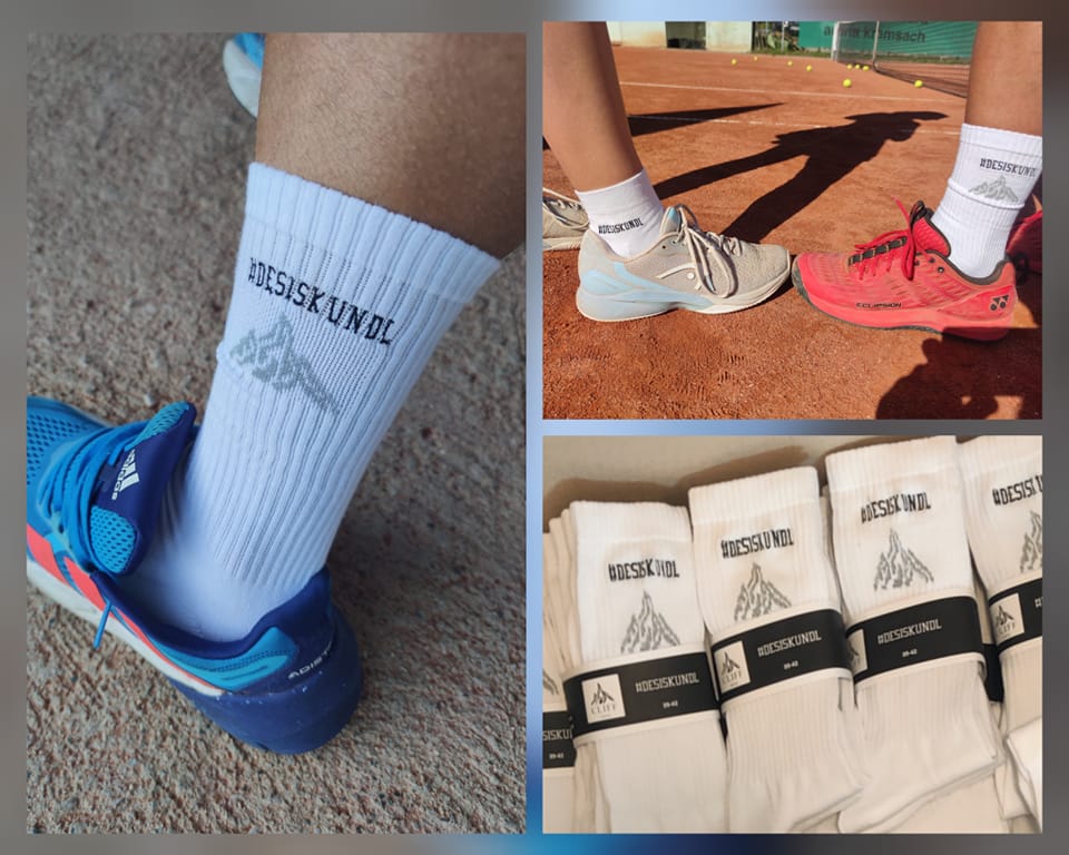 Tennis-Socken mit Berg-Motiv und Namen bestickt